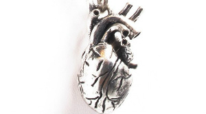 anatomical_heart_necklace_thumb