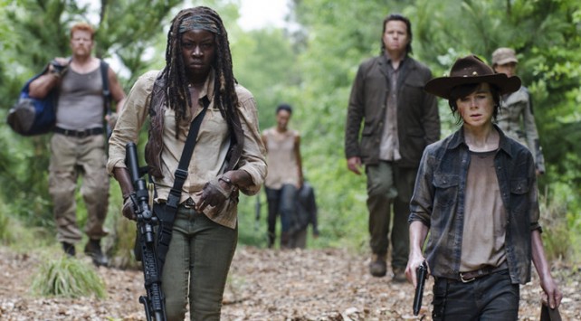 the walking dead, season 5, episode 2 photos - group walking