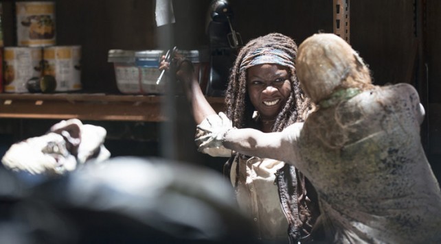 the walking dead, season 5, episode 2 photos - michonne fighting