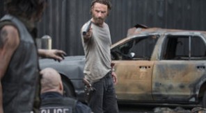 the walking dead, season 5, episode 7 - rick holds gun 2