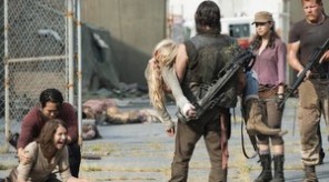 the-walking-dead-season-5-beth-in-daryls-arms-maggie-on-ground