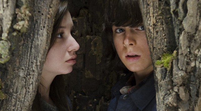 the walking dead season 5 - carl and enid in a tree