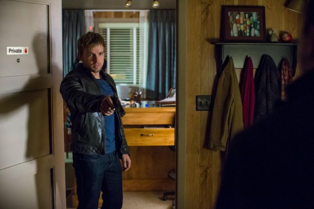 bates motel - unbreak-able - dylan holds intruders at gunpoint